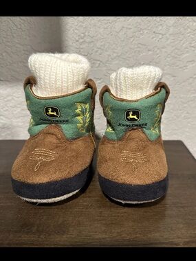 John Deere Infant Baby Booties Size 6-12mn brown soft sole, slip-on, lined, warm